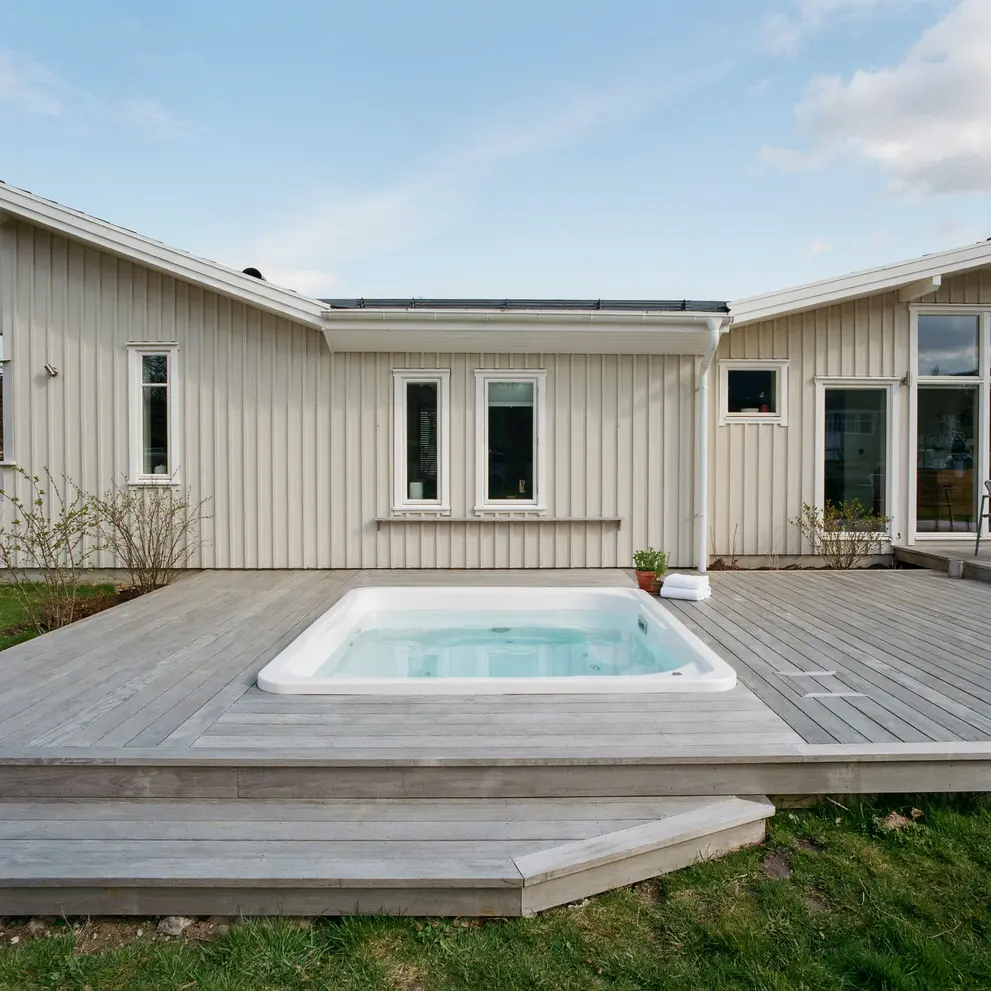 installera spabad montera jacuzzi inbyggd i altan vaxholm stockholm